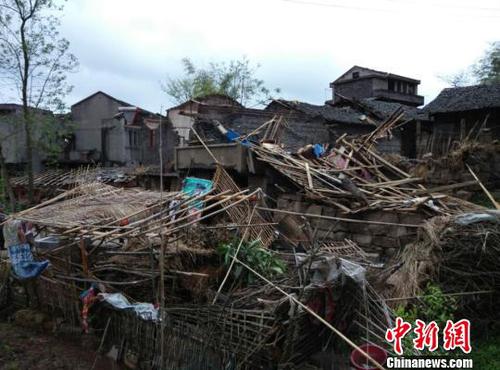 　廣安市武勝縣三溪、飛龍等鄉(xiāng)鎮(zhèn)境內(nèi)遭受狂風、雷電、冰雹災害現(xiàn)場。（王爵攝）