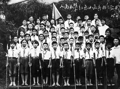 　1965年，“人民小學(xué)紅色小民兵”合影，能夠看出當(dāng)年校服的風(fēng)格特色。