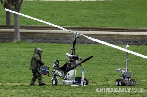 一架旋翼直升機降落在美國國會的草坪上，獨自駕駛飛機的飛行員被警方逮捕。（圖片來源：東方IC）