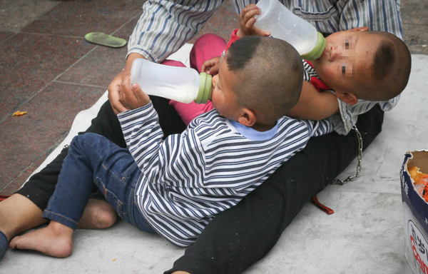 2015年5月1日，一位男子在北京站前廣場地鐵口將一對雙胞胎用鐵鏈拴在腰間乞討，引來游客圍觀，路人報警。