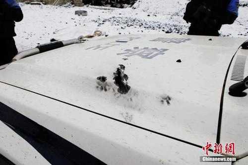 圖為被子彈擊中的警車(chē)