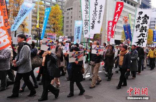 資料圖：來自日本各地的數(shù)千名市民組織“守護(hù)憲法第九條之會”人士，在東京市中心的日比谷公園內(nèi)舉行大型集會，并在之后沿銀座、有樂町等繁華街區(qū)游行，呼吁守護(hù)和平憲法，反對解禁集體自衛(wèi)權(quán)。中新社發(fā) 王健 攝