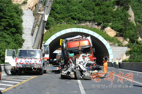 高速公路封閉，進(jìn)行道路清障。