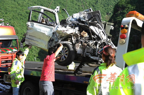 死者乘坐的車輛已被撞報(bào)廢。