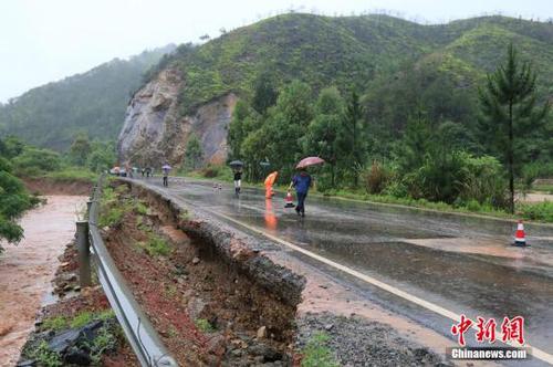 圖為5月19日，江西贛州石城縣珠坑鄉(xiāng)塘臺村通往福建寧化縣的公路出現(xiàn)塌方。陳小強 攝