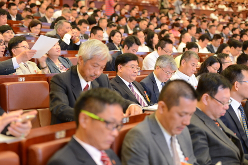 5、深圳市政協(xié)六屆一次會(huì)議5月28日開幕，委員們認(rèn)真聽會(huì)