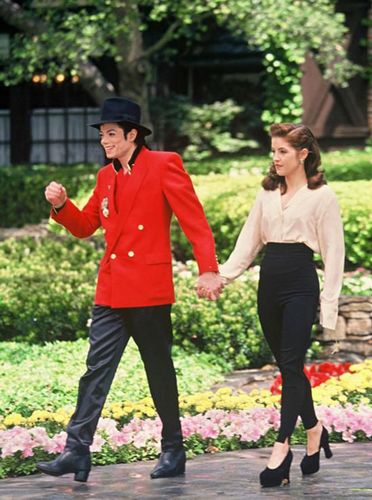 “夢幻莊園”是杰克遜與麗莎·瑪麗·普雷斯利（Lisa Marie Presley）結(jié)婚的地方，兩人1996年離婚。