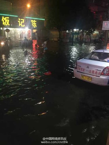 而湖北荊州監(jiān)利縣由于持續(xù)降雨，多條道路被淹，水深大約60公分，目前當?shù)卣诮M織公安，武警等部門轉(zhuǎn)移群眾。