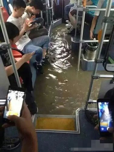 6月2日，江蘇多地出現(xiàn)暴雨，省會南京更是達到大暴雨級別，這是南京今年來最大的一場雨，全城被淹，部分地區(qū)水深及腰。雖未到梅雨季節(jié)，但南京這場雨，已頗具汛期神韻。