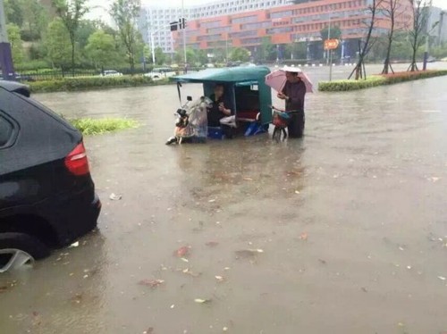 圖為暴雨中的南京。1