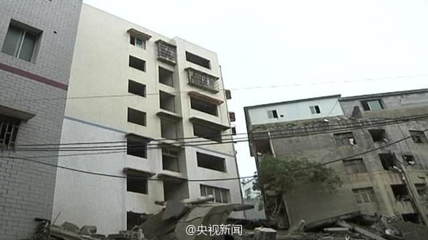 6月9日凌晨1點(diǎn)多，家住貴州遵義一棟七層樓房里的姬遠(yuǎn)奎夫婦，突然被一聲悶響吵醒，兩人發(fā)現(xiàn)家中墻體在掉灰，墻磚像在整體往下掉。意識(shí)到可能是垮塌后，夫婦倆趕緊挨家挨戶敲門叫大家撤離。半個(gè)小時(shí)后樓垮塌了，幸好68名住戶已全部安全撤出。張杰 攝 圖片來源：央視新聞官方微博1