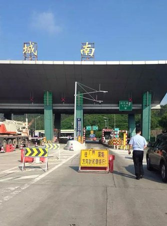 記者從現(xiàn)場傳來消息，目前，粵贛高速河源城南入口往廣州、深圳方向已封閉。