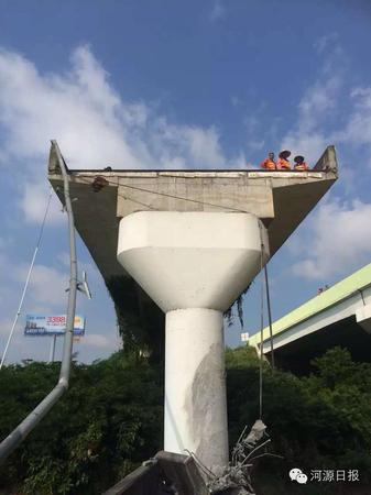 目前民警仍在事故現(xiàn)場勘測，事故當(dāng)中人員傷亡情況仍在統(tǒng)計(jì)，事故原因正在調(diào)查當(dāng)中。