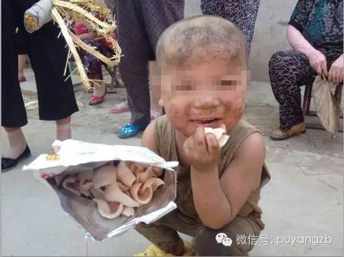 愛(ài)心人士送來(lái)的零食，小洪波開(kāi)心地笑了。