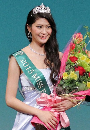 世界四大選美比賽之一的“Miss Earth”11日在東京舉行比賽，24歲的新潟女孩山田彩乃脫穎而出成為2015地球小姐日本賽區(qū)代表。日本網(wǎng)友紛紛吐槽“長(zhǎng)太丑”。