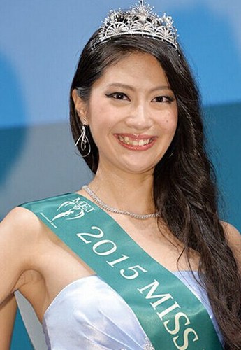 世界四大選美比賽之一的“Miss Earth”11日在東京舉行比賽，24歲的新潟女孩山田彩乃脫穎而出成為2015地球小姐日本賽區(qū)代表。日本網(wǎng)友紛紛吐槽“長太丑”。1