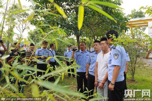 2015年07月20日，安徽滁州，菱溪湖公園兇殺案犯罪嫌疑人在菱溪湖公園進(jìn)行犯罪現(xiàn)場指認(rèn)。1