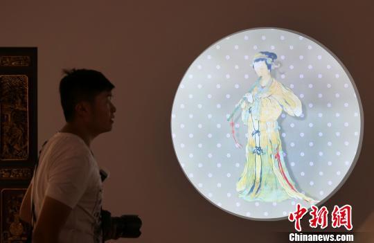 “溫·婉——中國古代女性文物大展”正在南京博物院布展。 泱波 攝