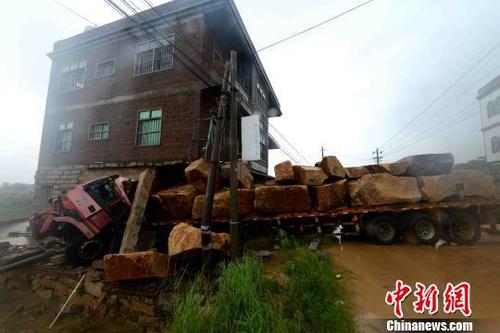 　大貨車撞進(jìn)路邊一座民房?！⊥鯑|明　攝