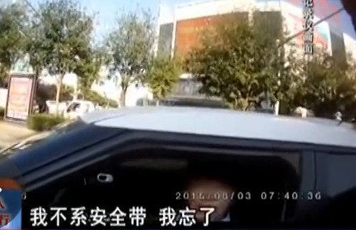 近日一名女子駕車沒(méi)系安全帶，并拒絕靠邊停車接受處罰。在被110警察強(qiáng)制帶走時(shí)，突然自解衣扣，并稱警察脫她衣服，弄得當(dāng)值民警哭笑不得。