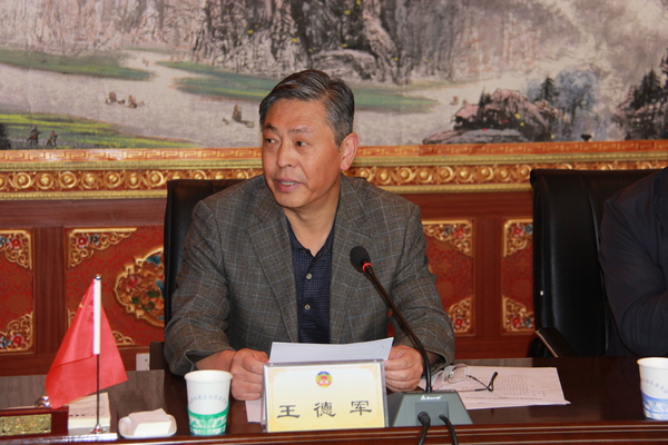 西藏自治區(qū)政協(xié)機(jī)關(guān)黨組成員、辦公廳巡視員王德軍主持捐贈(zèng)儀式