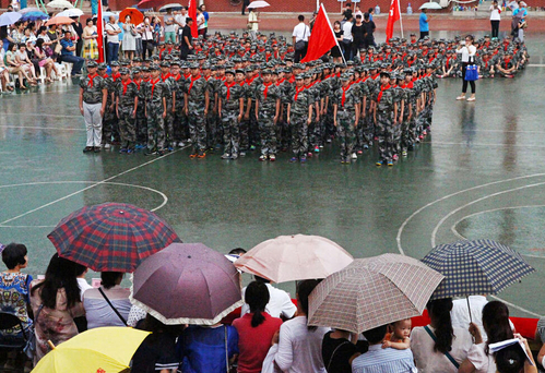 2015年8月28日，河南省鄭州市，鄭州市第八中學(xué)會(huì)操表演當(dāng)天突降大雨，但是同學(xué)們在雨中堅(jiān)持完成了會(huì)操表演。