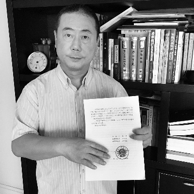 近日，方宏進向法晚記者展示勝訴法律文書