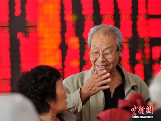 9月16日，滬指低開后短暫上揚(yáng)后一路震蕩下挫，午后開盤，滬指一路震蕩后開始上揚(yáng)，14點左右突然暴力拉升沖上3100點，一度逼近3200點，兩市再現(xiàn)千股漲停。截至收盤，滬指報3152.26點，漲147.09點，漲幅4.89%，深成指報9890.43點，漲599.62點，漲幅6.45%。成交量方面，滬市成交2819.9億元，深市成交2847.9億元，兩市共成交5667.8億元。