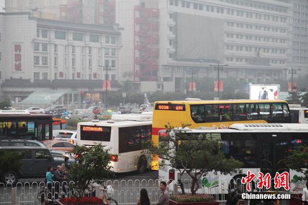 9月30日，西安，2015年國慶黃金周到來，全國各地又將迎來“堵車”高峰，晚上堵成“銀河”，白天堵成“停車場”。彭華 攝 圖片來源 CFP視覺中國