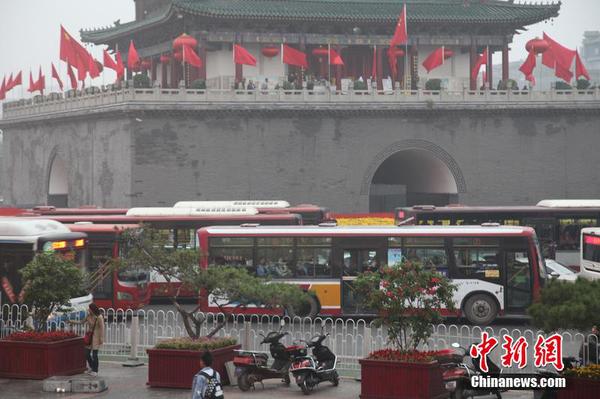 9月30日，西安，2015年國慶黃金周到來，全國各地又將迎來“堵車”高峰，晚上堵成“銀河”，白天堵成“停車場”。彭華 攝 圖片來源：CFP視覺中國