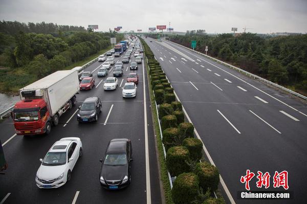 10月1日，江蘇南通，車輛在沈海高速蘇通大橋南通段緩行。朱吉鵬 攝 圖片來源：CFP視覺中國