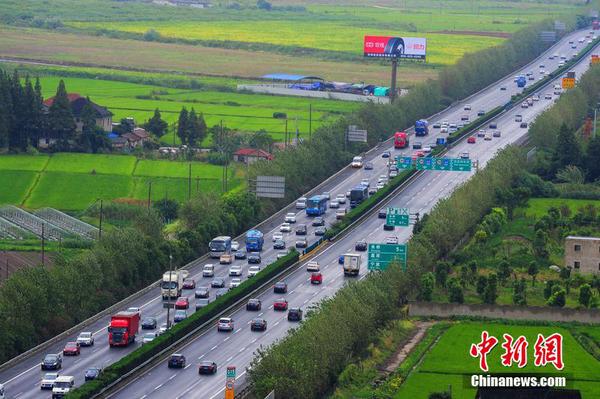 10月1日，江蘇蘇州，國(guó)慶長(zhǎng)假高速公路免費(fèi)通行第一天，進(jìn)出上海的車輛從沿江高速上海嘉定段經(jīng)過。計(jì)海新 攝 圖片來源：CFP視覺中國(guó)