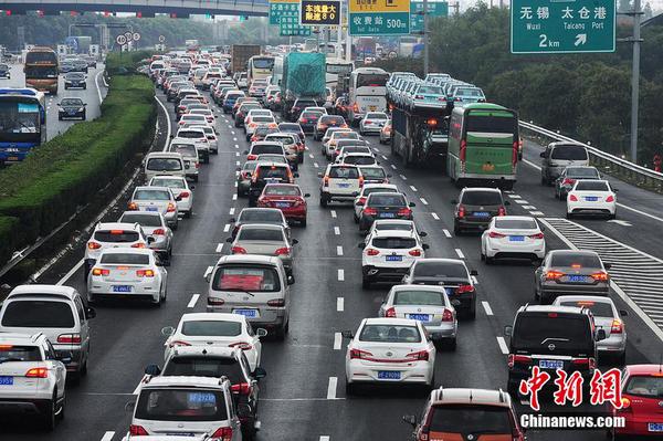 10月1日，江蘇蘇州，國(guó)慶長(zhǎng)假高速公路免費(fèi)通行第一天，沿江高速江蘇省太倉(cāng)主線收費(fèi)站附近出現(xiàn)數(shù)百米的車流長(zhǎng)龍，從上海方向駛出的大量車輛緩慢通行經(jīng)過(guò)沿江高速江蘇太倉(cāng)段。計(jì)海新 攝 圖片來(lái)源 CFP視覺(jué)中國(guó)