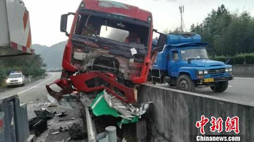 12日，一長途司機在泉三高速疲勞駕駛大掛車“勢如破竹”，匝道護(hù)欄車輛等遭損。　孟興紅　攝