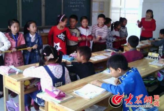 聊城市嘉明開發(fā)區(qū)第一實驗小學一二年級學生雖然沒有數(shù)學課，但每周有一節(jié)“特殊數(shù)學課程”：老師會設置相應教學情境，真正讓學生參與到課堂活動中。（大眾網記者 王新 攝）