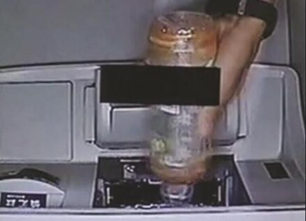 給ATM機(jī)喝飲料