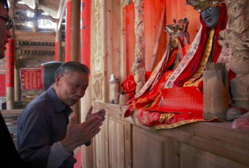 圖說：“章公祖師”肉身神像被盜后，村民們根據(jù)記憶，請人重制了的祖師身像(右側(cè)佛像)。