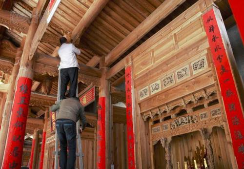 圖說：為了迎接章公祖師回歸，村民自發(fā)組織對普照堂進(jìn)行修繕。