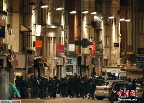 法國警方18日凌晨對藏身在巴黎北部郊區(qū)圣丹尼城地區(qū)的一棟公寓里的嫌疑人發(fā)起了反恐行動，有消息表明該嫌疑人參與了巴黎恐怖襲擊案。