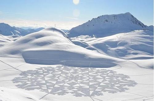 散步十小時藝術(shù)家雪地畫巨龍