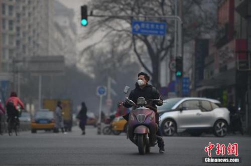 12月7日北京遭新一輪霧霾侵襲 氣象臺再次發(fā)布橙色預警。中新網(wǎng)記者 金碩 攝