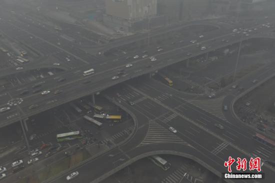 霧霾中CBD中央商務(wù)區(qū)國貿(mào)橋，單雙號實行車輛明顯減少。 圖片來源：視覺中國