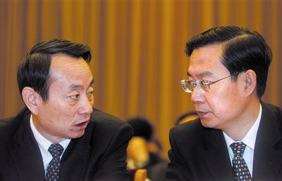2007年，時(shí)任中石油集團(tuán)總經(jīng)理的蔣潔敏（左）與中石化集團(tuán)總經(jīng)理蘇樹(shù)林（右）一起出席會(huì)議，如今，兩位曾經(jīng)的石油企業(yè)的“一把手”均已落馬。 圖/CFP