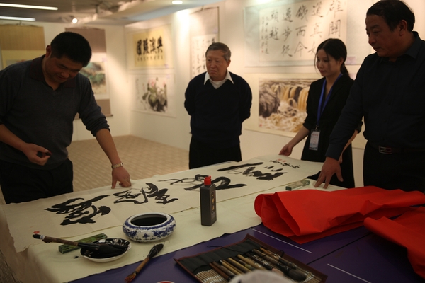 書(shū)畫(huà)家吳玉忠現(xiàn)場(chǎng)創(chuàng)作2_副本