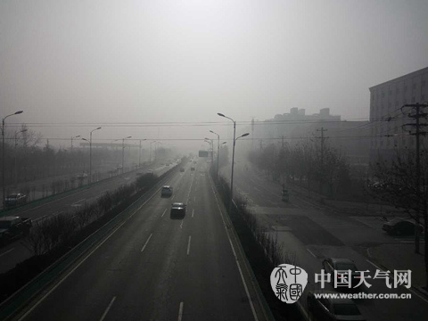 12月25日，石家莊東二環(huán)附近天空灰蒙蒙一片。