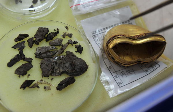 圖為馬蹄金內部提取出疑似琉璃的物體。