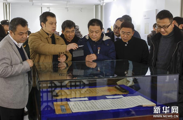 12月26日，成都市民爭(zhēng)相一睹藏品《洪武南藏》。