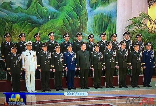 習(xí)近平和中央軍委委員與陸軍領(lǐng)導(dǎo)班子成員合影留念，其中第二排為陸軍領(lǐng)導(dǎo)班子成員。央視畫面截圖 