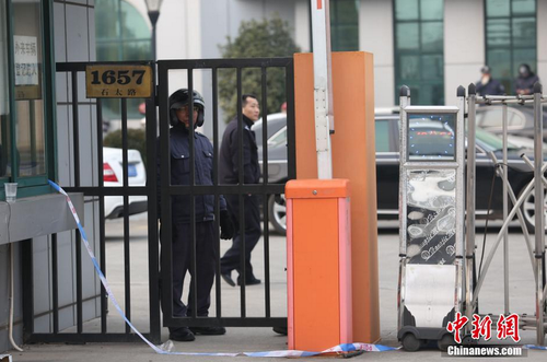 1月13日，上海市寶山區(qū)一機械廠發(fā)生爆炸，目前已造成4人死亡、2人受傷，具體事故原因正在進一步調查中。圖為事發(fā)廠房拉起警戒線。中新社記者 張亨偉 攝1