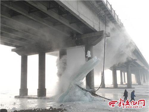 吉林鏟除巨型冰柱用七噸沸水